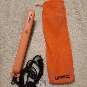 Amika hair straightener